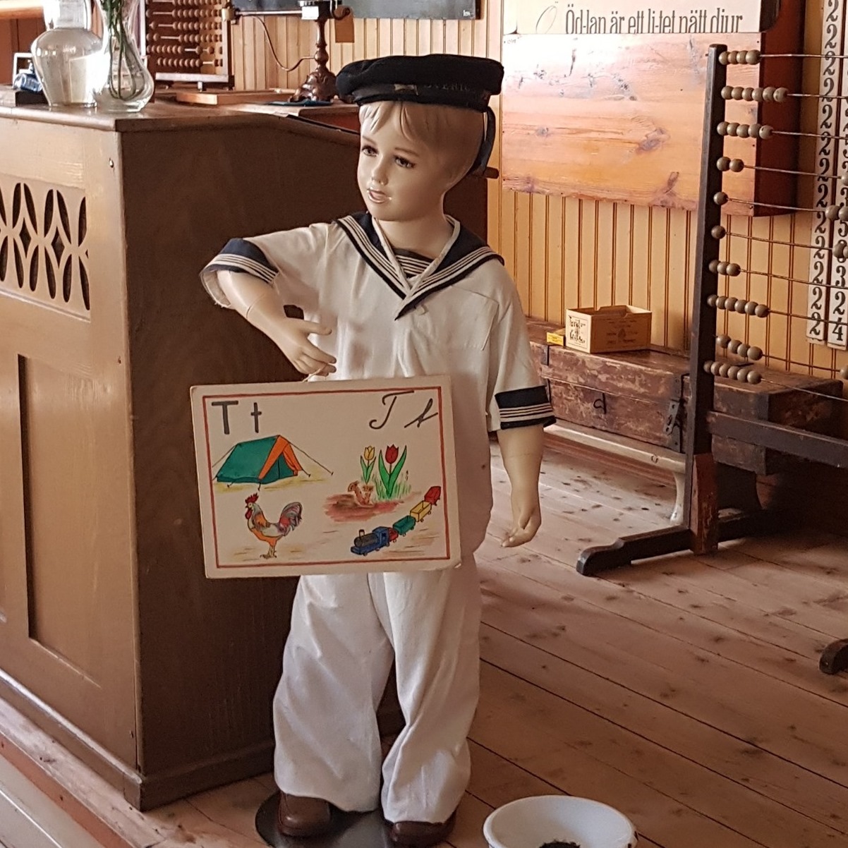 Skolpojke i Tage Starhes sjömanskostym när han var liten.