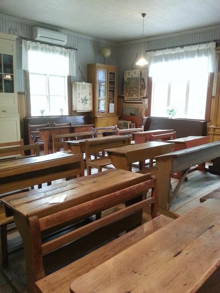 Stora skolsalen med gamla bänkar